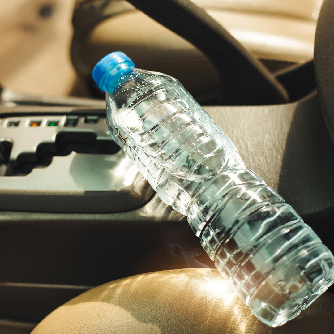 Botol Plastik di Mobil Panas? Duh, Jangan Diminum Dulu.